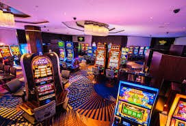 Myanmar Esports ပြိုင်ပွဲတွင် Live Betting ကစားနေသော ကစားသမားများ