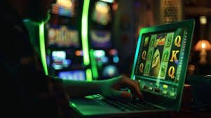 AK44 ကာစီနို Mobile App ဖြင့် Live Casino ကစားသမားများ မိုဘိုင်းဖုန်းပေါ်မှ ကစားနေသောမြင်ကွင်း